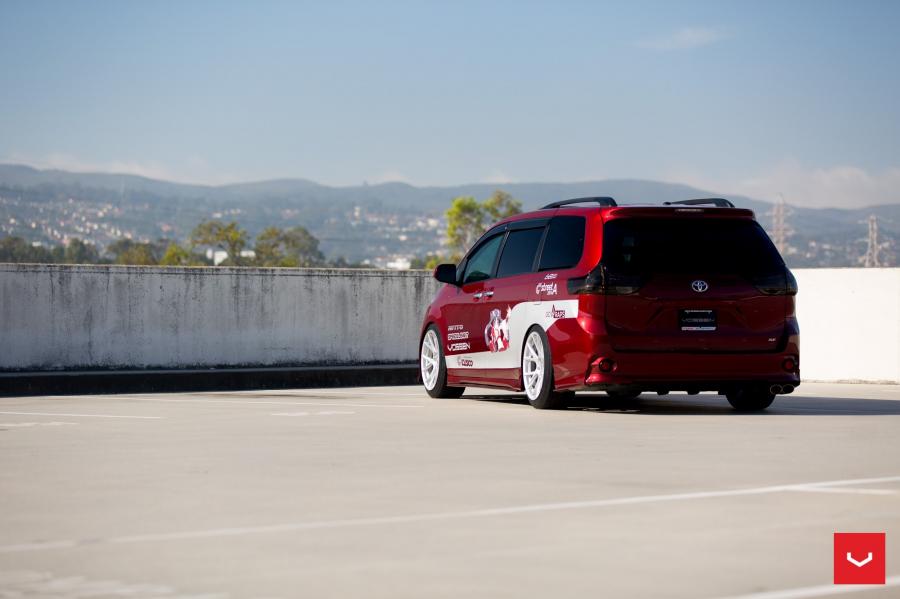  Toyota Sienna by Vossen on Vossen Wheels (VFS6) 2017 года  (фото 7 из 31)